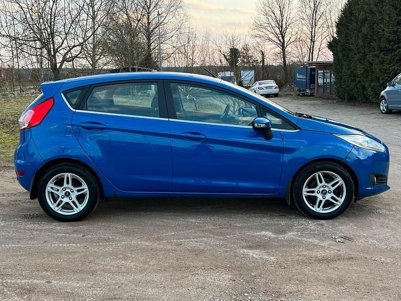 Gebraucht Ford Fiesta 95 PS (69 kW) 2013 Blau Kleinwagen