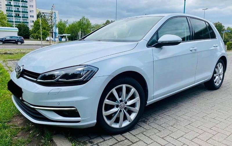Weiß Gebraucht 2018 VW Golf Highline Limousine | 17.700 € (Fairer Preis) - Bild 1/4