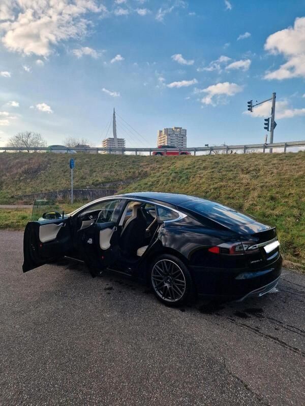 Schwarz Gebraucht 2014 Tesla Model S Limousine | 25.500 € (Teuer) - Bild 1/4