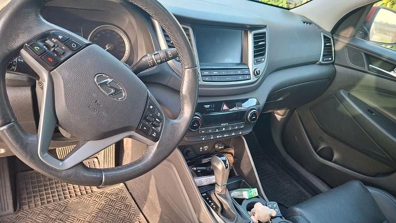 Gebraucht Hyundai Tucson 141 PS (103 kW) 2017 Rot SUV