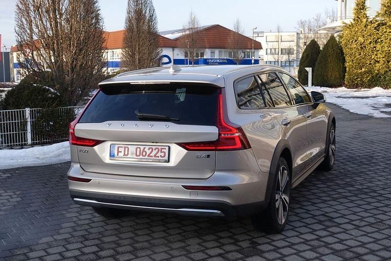 Gebraucht Volvo V60 CC 197 PS (144 kW) 2023 Beige Kombi