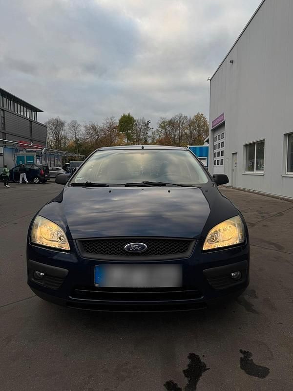Blau Gebraucht 2005 Ford Focus Limousine | 2.000 € (Fairer Preis) - Bild 1/4