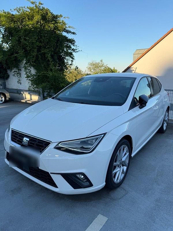 Weiß Gebraucht 2022 Seat Ibiza FR Kleinwagen | 13.799 € (Guter Preis) - Bild 1/4