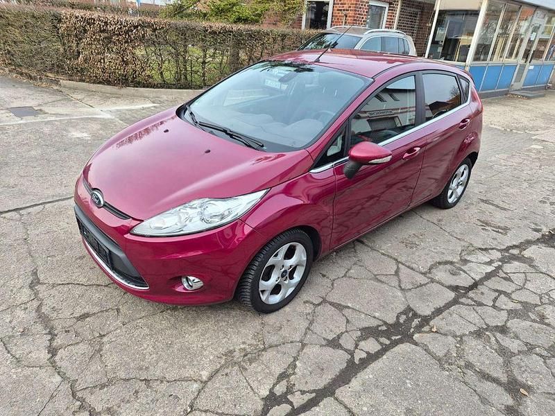 Gebraucht Ford Fiesta Titanium 95 PS (69 kW) 2010 Rot Kleinwagen