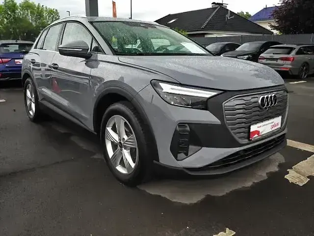 Gebraucht Audi Q4 e-tron Comfort 144 kW (197 PS) 2023 Kieselgrau SUV