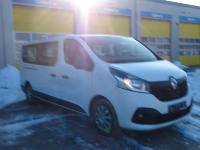 Second-hand Renault Trafic Expression 95 CP (69 kW) 2017 Alb Monovolum