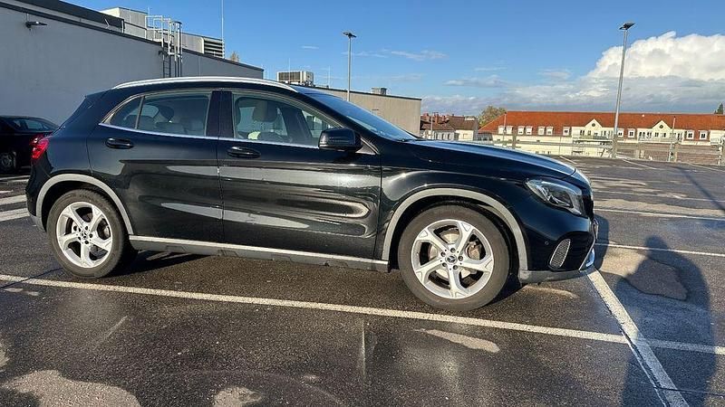Schwarz Gebraucht 2017 Mercedes GLA180 SUV | 17.200 € (Guter Preis) - Bild 1/4