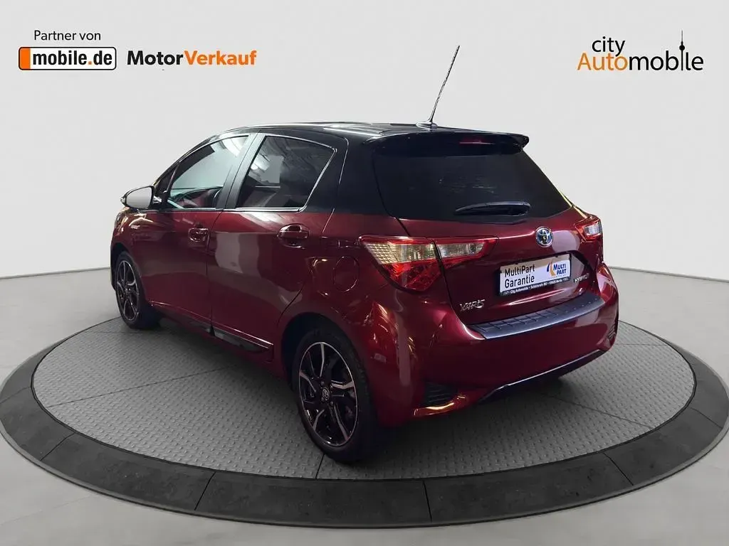 Gebraucht Toyota Yaris Hybrid Style 73 PS (53 kW) 2017 Rot Limousine