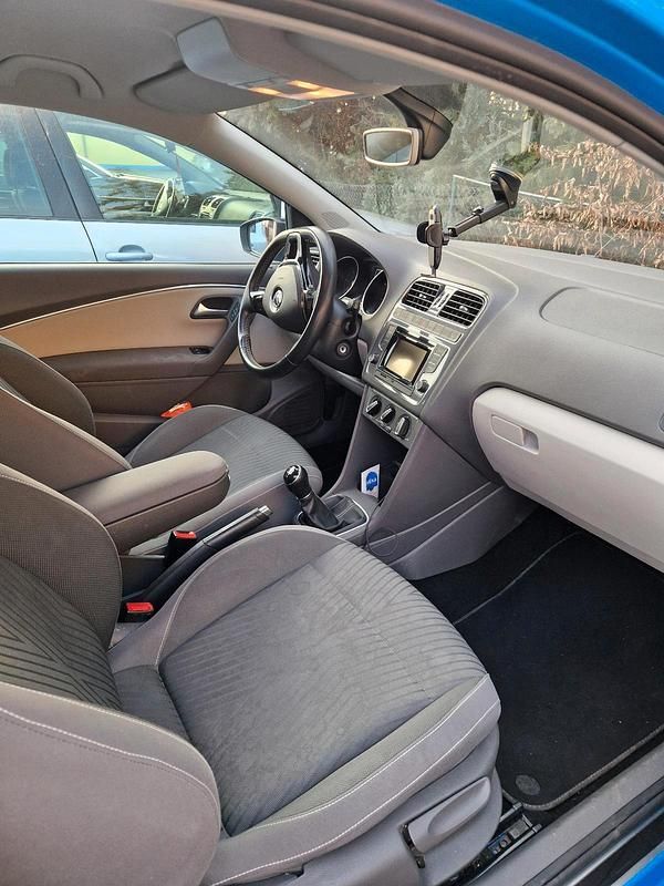Gebraucht VW Polo 90 PS (66 kW) 2014 Blau Limousine