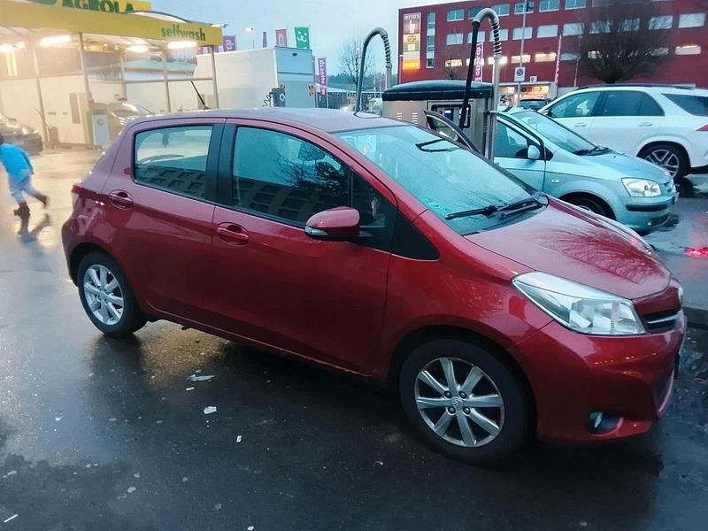 Rot Gebraucht 2013 Toyota Yaris Kleinwagen | 4.500 € (Fairer Preis) - Bild 1/4