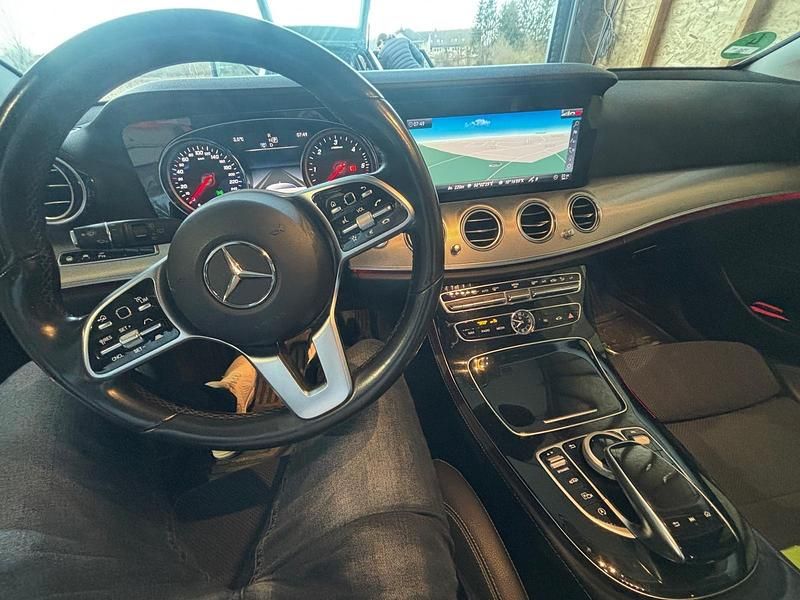 Gebraucht Mercedes E220 194 PS (142 kW) 2019 Blau Kombi
