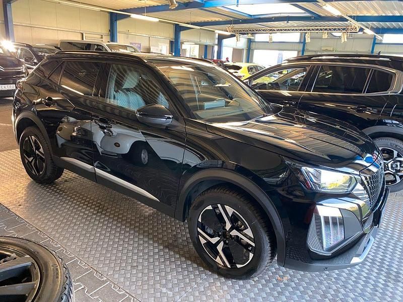 Neu Peugeot 2008 Allure 136 PS (100 kW) 2025 Schwarz SUV