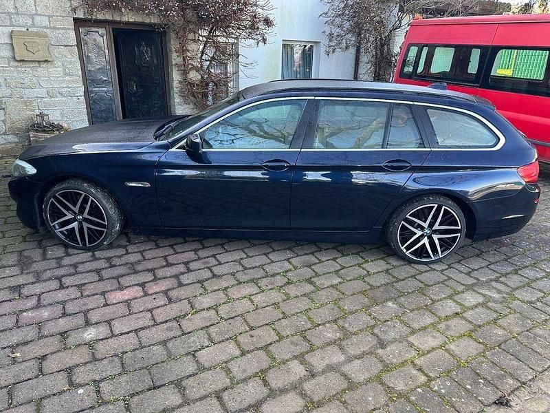 Gebraucht BMW 530 258 PS (189 kW) 2012 Blau Limousine
