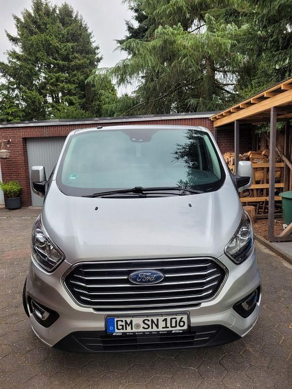 Silber Gebraucht 2019 Ford Tourneo Custom Titanium Van / Kleinbus | 29.000 € (Guter Preis) - Bild 1/4