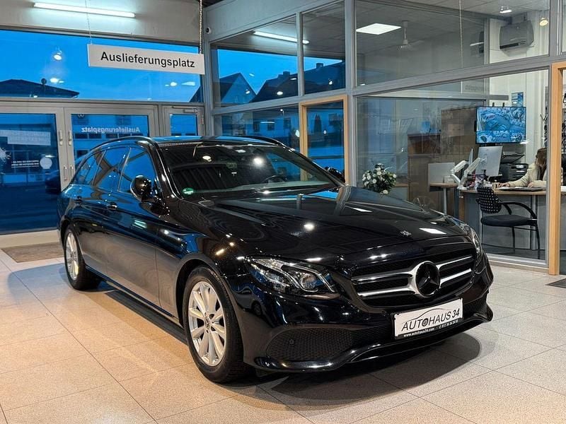Schwarz Gebraucht 2017 Mercedes E220 Avantgarde Limousine | 21.750 € (Fairer Preis) - Bild 1/4