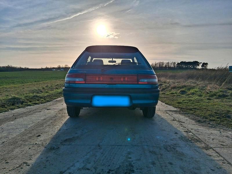 Gebraucht Mazda 323 73 PS (53 kW) 1993 Grün Kleinwagen