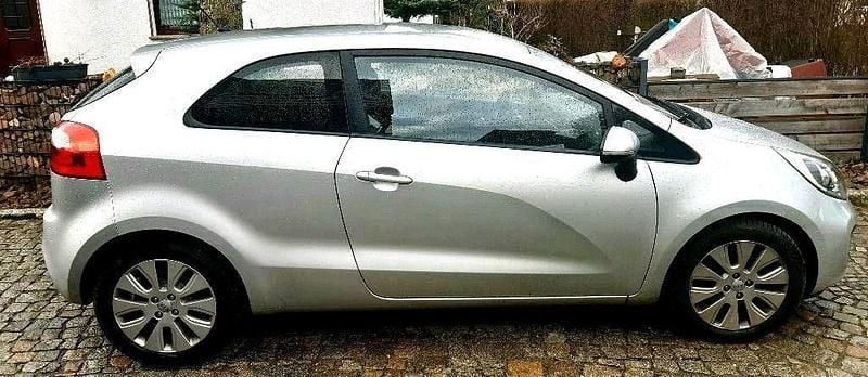 Gebraucht Kia Rio Attract 84 PS (61 kW) 2012 Silber Limousine