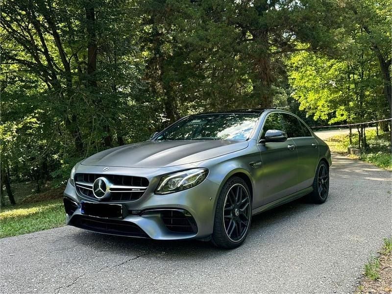 Grau Gebraucht 2017 Mercedes E63 AMG AMG Limousine | 61.900 € - Bild 1/4