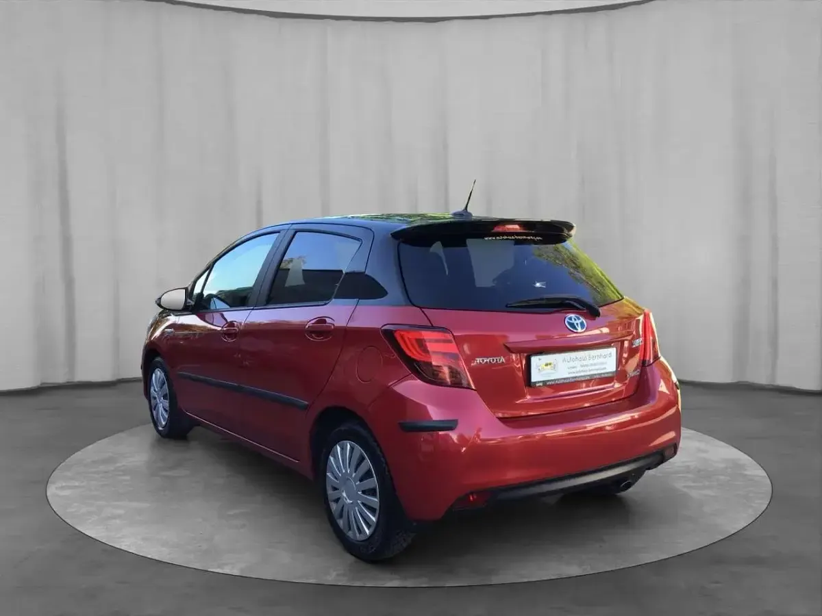 Gebraucht Toyota Yaris Hybrid Style 101 PS (74 kW) 2016 Rot/schwarz Limousine