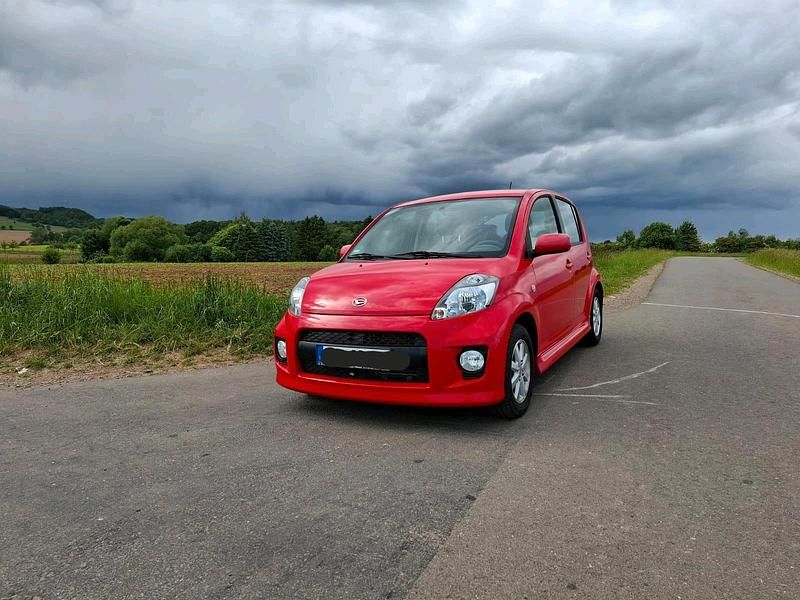 Rot Gebraucht 2009 Daihatsu Sirion Kleinwagen | 2.990 € (Guter Preis) - Bild 1/4