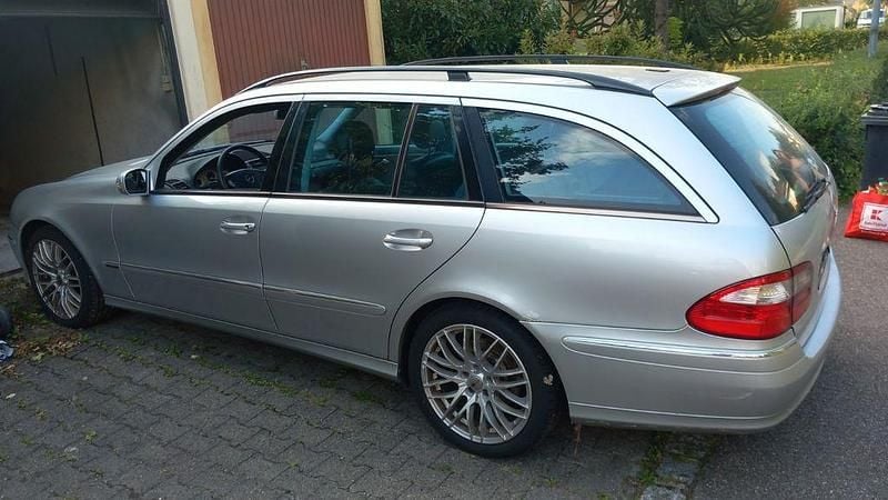 Silber Gebraucht 2003 Mercedes E320 Avantgarde Limousine | 3.000 € (Guter Preis) - Bild 1/4
