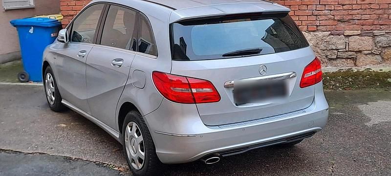 Silber Gebraucht 2012 Mercedes 180 Limousine | 7.950 € (Guter Preis) - Bild 1/4