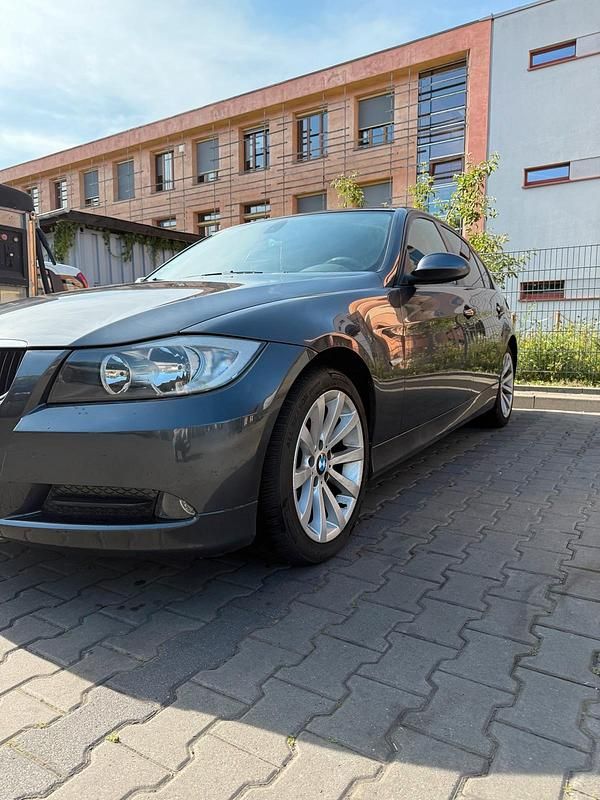 Gebraucht BMW 318 141 PS (103 kW) 2007 Grau Limousine
