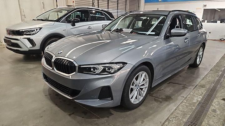 Grau Gebraucht 2023 BMW 318 Sport Line Kombi | 24.900 € (Guter Preis) - Bild 1/4