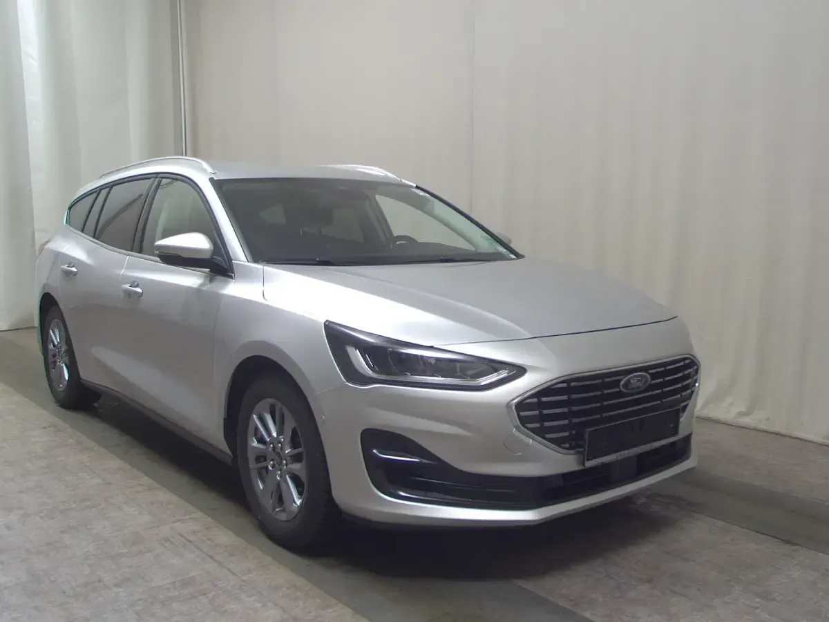 Usado Ford Focus Titanium X 116 CV (85 kW) 2023 Plateado Berlina