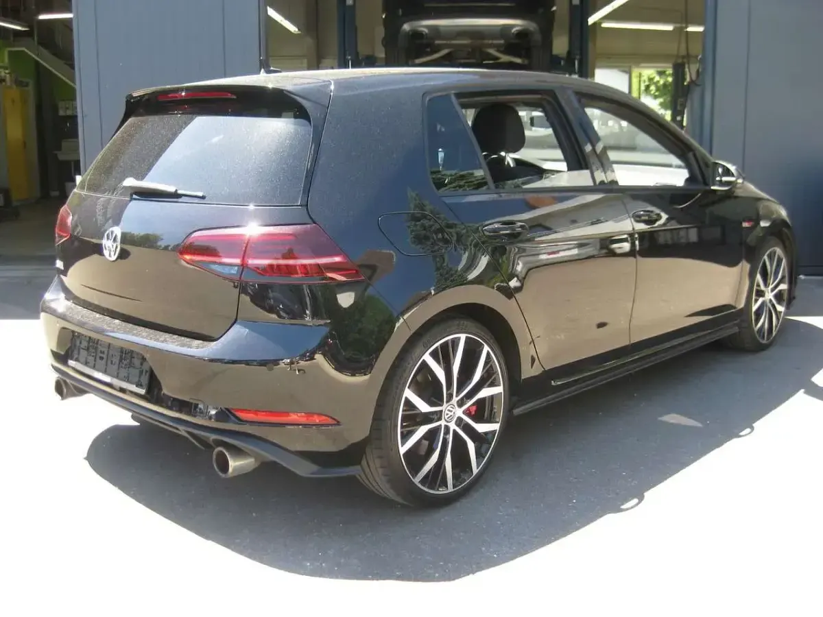 Gebraucht VW Golf VII GTI 245 PS (180 kW) 2018 Deep black Limousine