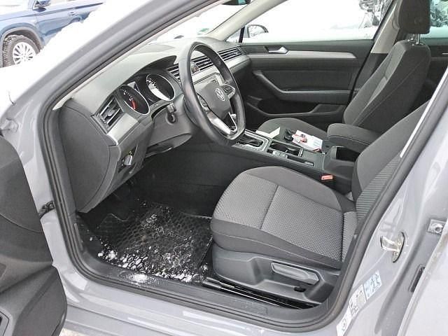 Gebraucht VW Passat Conceptline 150 PS (110 kW) 2023 Mondsteingrau Kombi