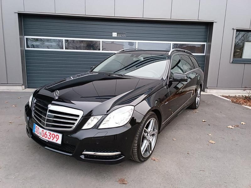 Schwarz Gebraucht 2012 Mercedes E300 Kombi | 19.600 € (Teuer) - Bild 1/4