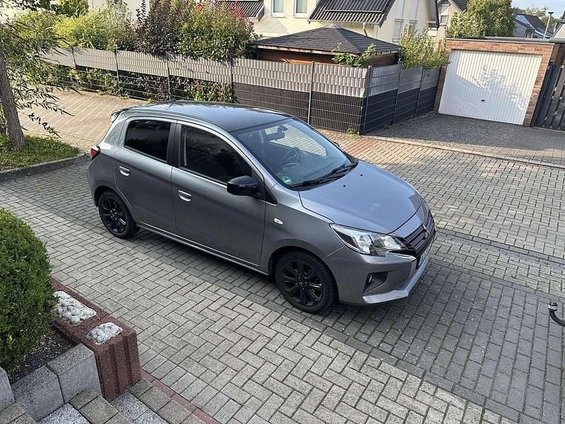 Grau Gebraucht 2021 Mitsubishi Space Star Spirit+ Limousine | 13.700 € (Fairer Preis) - Bild 1/4