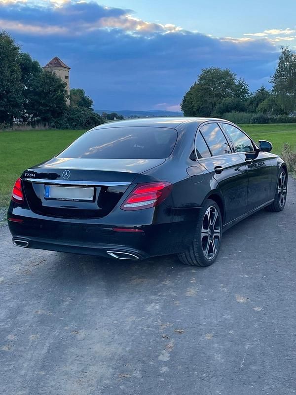 Gebraucht Mercedes E220 194 PS (142 kW) 2019 Schwarz Limousine