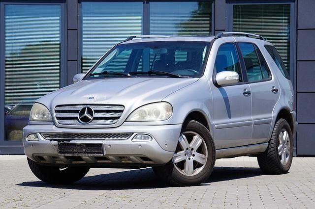 Brillantsilber metalliclack Gebraucht 2005 Mercedes ML270 Edition SUV | 2.990 € (Teuer) - Bild 1/4