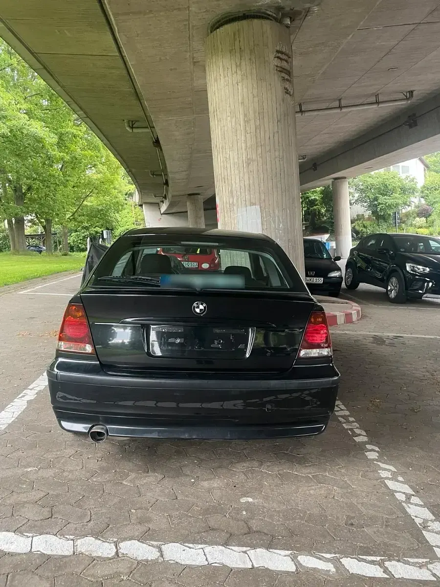 Brugt BMW 318 143 HK (105 kW) 2003 Sort