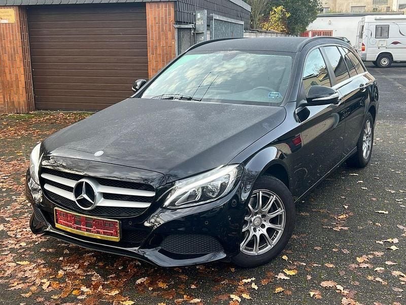 Gebraucht Mercedes C180 156 PS (114 kW) 2015 Schwarz Limousine