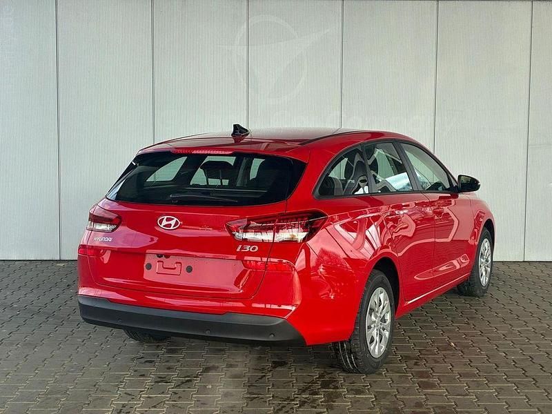 Neu Hyundai i30 Comfort 95 PS (69 kW) 2026 Engine red Kombi