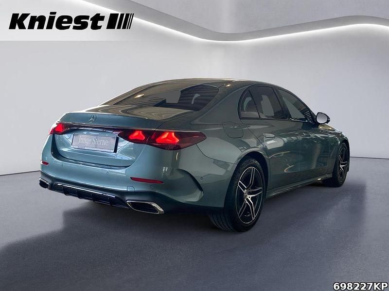 Gebraucht Mercedes E220 AMG line 197 PS (144 kW) 2024 Metalliclack verdesilber metal Limousine