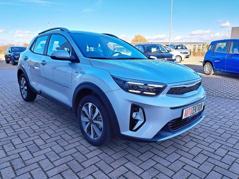 Neu Kia Stonic 101 PS (74 kW) 2025 Silber SUV