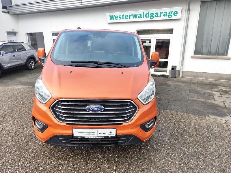 Gebraucht Ford Tourneo Titanium 150 PS (110 kW) 2023 Orange Van / Kleinbus