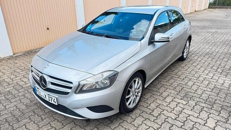 Silber Gebraucht 2014 Mercedes A180 Limousine | 9.000 € (Superpreis) - Bild 1/4