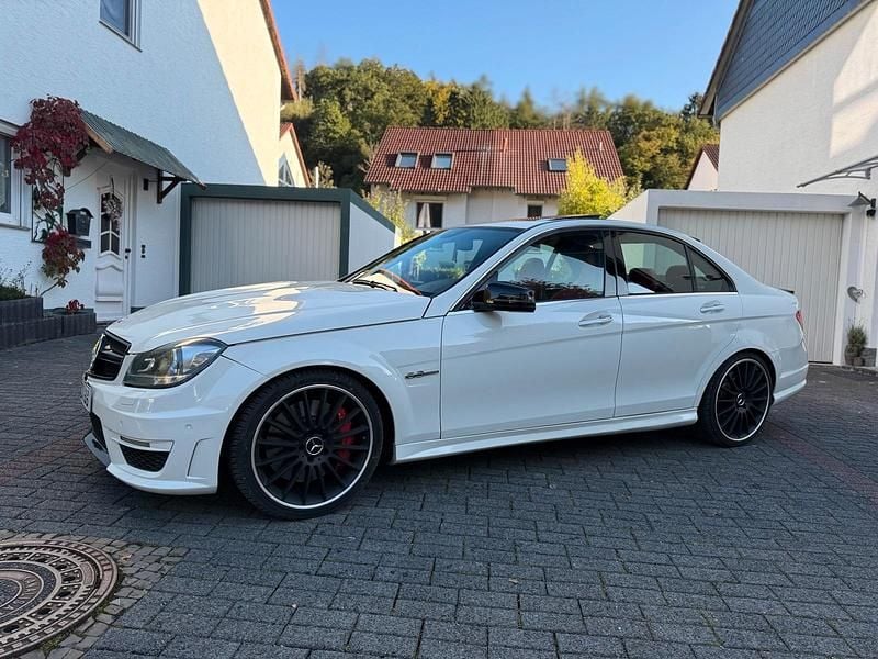 Weiß Gebraucht 2010 Mercedes C63 AMG AMG Limousine | 24.999 € - Bild 1/4