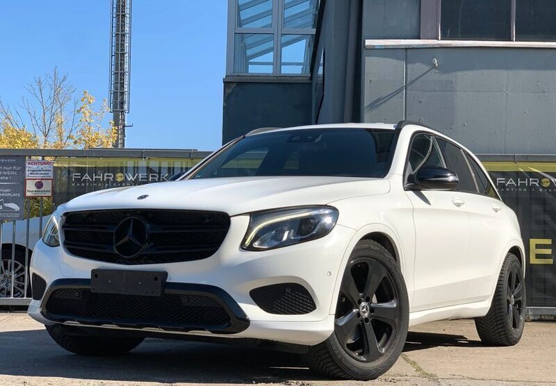Weiß Gebraucht 2016 Mercedes GLC250 AMG line SUV | 24.900 € (Etwas zu teuer) - Bild 1/4