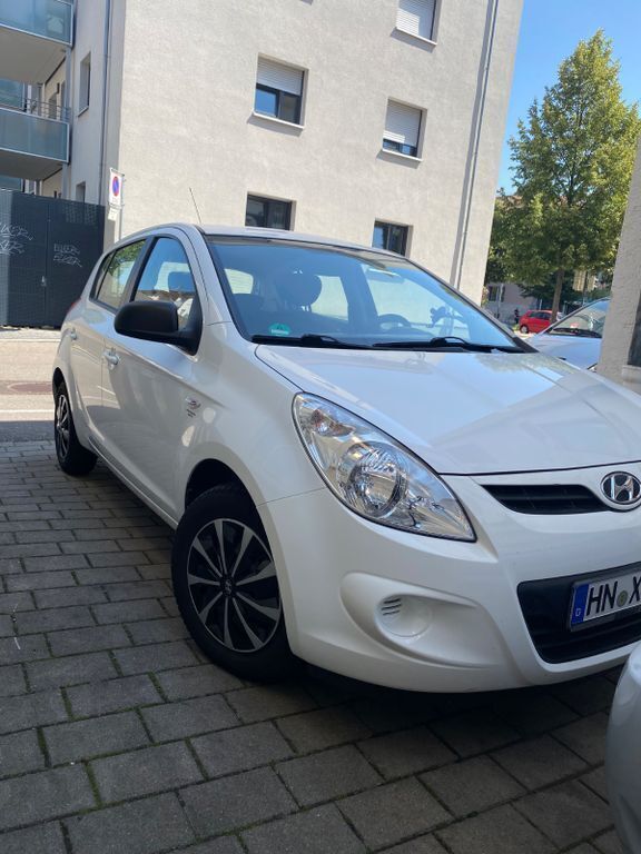 Weiß Gebraucht 2011 Hyundai i20 Limousine | 4.900 € (Fairer Preis) - Bild 1/4