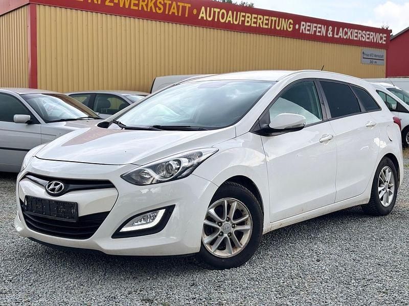 Weiß Gebraucht 2012 Hyundai i30 Kombi | 4.777 € (Etwas zu teuer) - Bild 1/4
