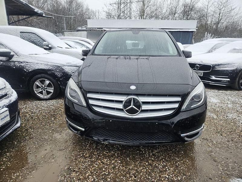 Schwarz Gebraucht 2012 Mercedes 180 Limousine | 5.999 € (Fairer Preis) - Bild 1/4