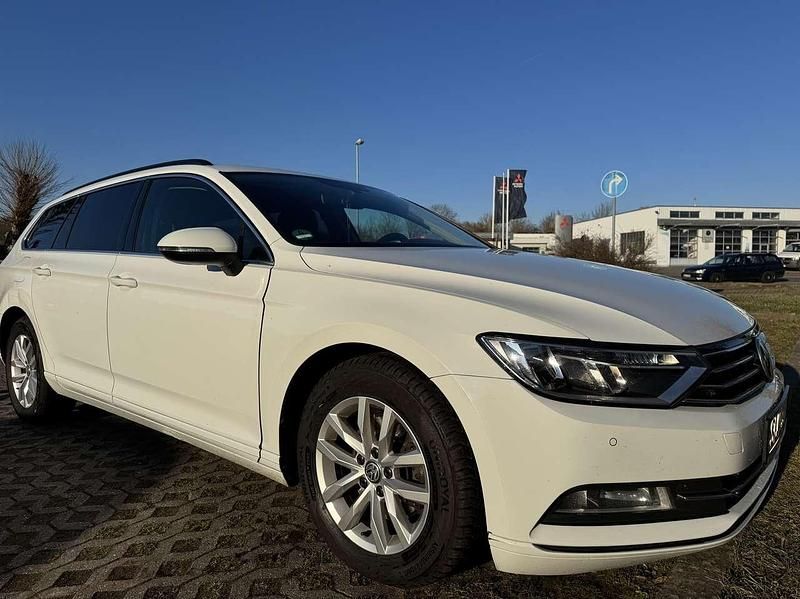 Weiß Gebraucht 2015 VW Passat Comfortline Kombi | 13.500 € (Fairer Preis) - Bild 1/4