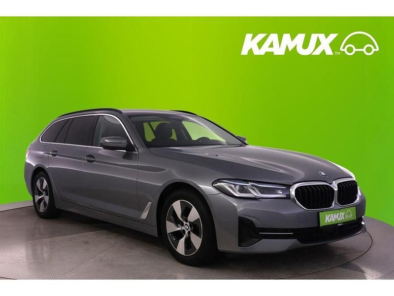 Grau Gebraucht 2023 BMW 520 Kombi | 29.745 € (Superpreis) - Bild 1/3