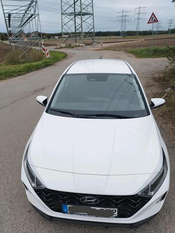 Gebraucht Hyundai i20 101 PS (74 kW) 2021 Weiß Kleinwagen